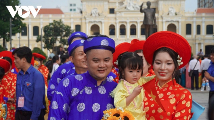 50 worker couples join mass wedding in HCM City after years of waiting