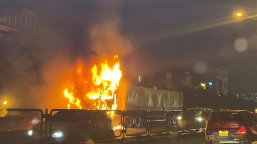 Xe đầu kéo bốc cháy dữ dội trên đường vành đai 3 Hà Nội, tài xế may mắn thoát nạn