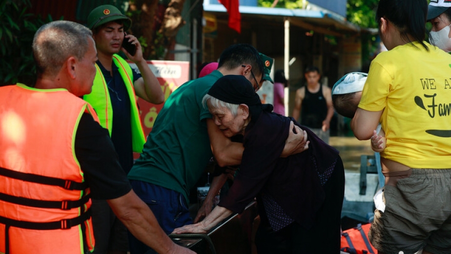 Hai cụ già ở Hà Nội lên mái nhà cầu cứu và quyết định gấp rút của bí thư thôn