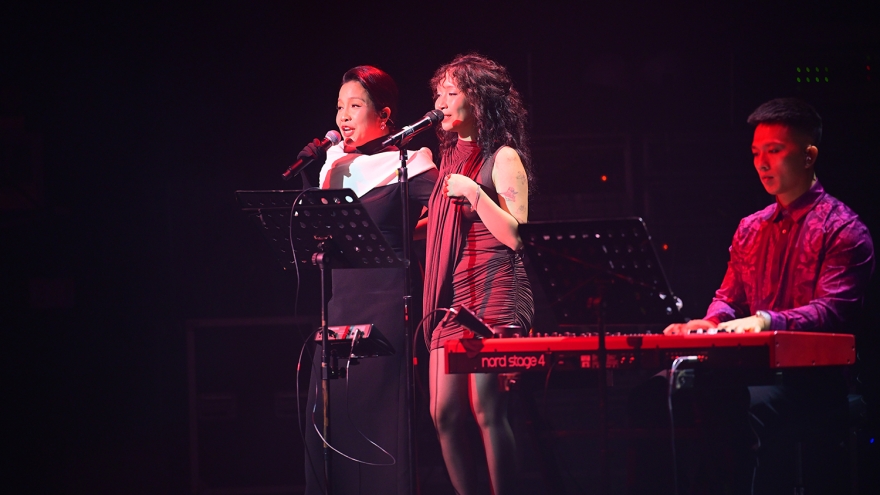 Khoảnh khắc ấm áp của gia đình diva Mỹ Linh trên sân khấu Hàn Quốc