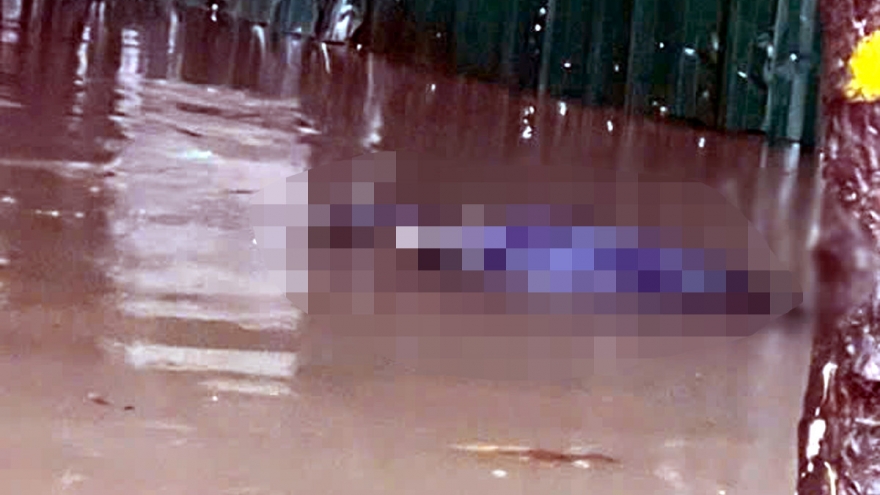 Phát hiện thi thể người đàn ông trong làn nước ngập ở Hà Nội