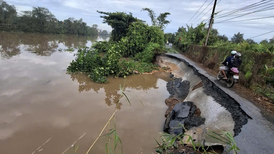 Sạt lở ven sông Ba Rài uy hiếp đường giao thông ở Đồng Tháp
