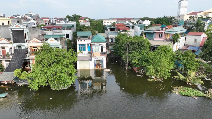 Trời không mưa vẫn ngập, cuộc sống người dân ở Phủ Lý, Ninh Bình đảo lộn