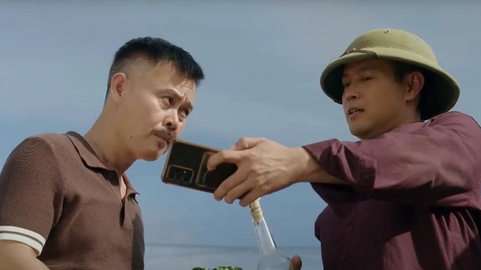 "Có anh, nơi ấy bình yên" tập 40: Cường "gà" cho Bằng xem hình ảnh quay lén Hùng
