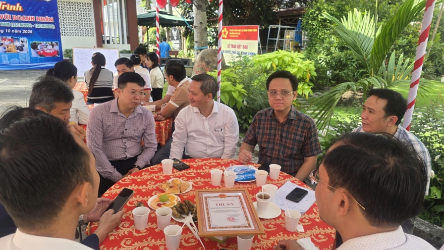 Doanh nghiệp đòi minh bạch, chính quyền cam kết “nói không với nhũng nhiễu”