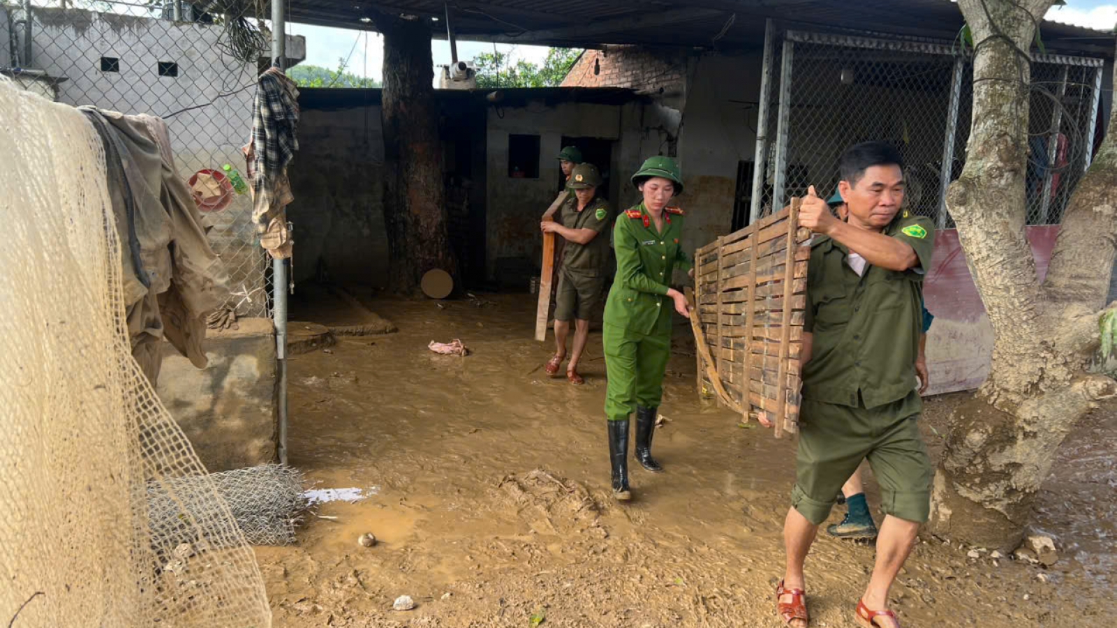 Công an Bắc Ninh cùng dân dọn dẹp nhà cửa, trường học sau lũ lụt