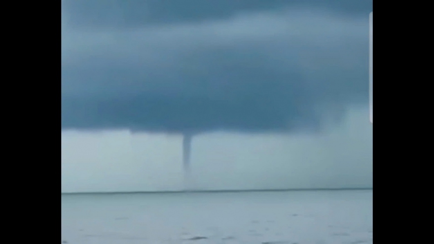 Xuất hiện vòi rồng cao hàng trăm mét trên vùng biển Ninh Bình