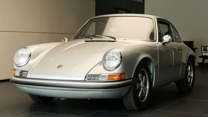"Soi" Porsche 911 T năm 1970 sau khi được phục chế lại như mới