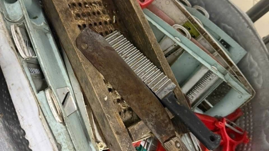 Phụ huynh “tá hỏa” phát hiện trứng cút bốc mùi tại bếp ăn trường tiểu học ở Hà Nội