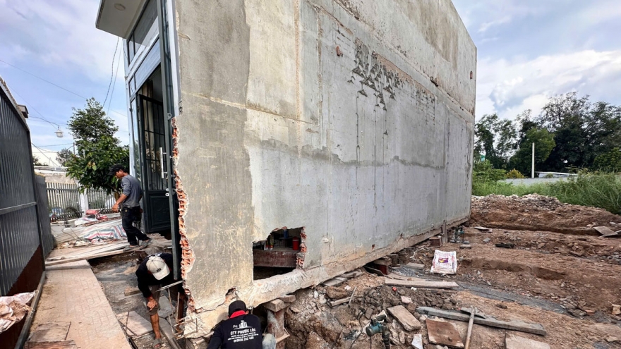 Di dời thành công căn nhà xây nhầm đất người khác ở TP.HCM