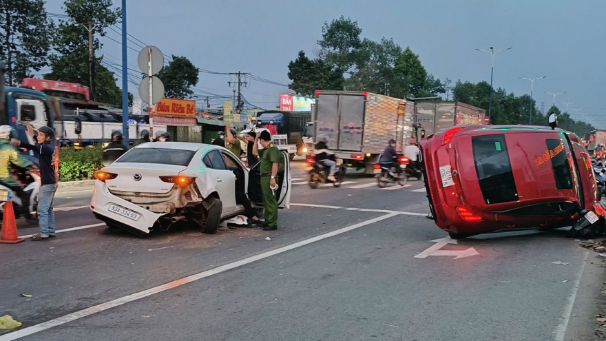 Ô tô 5 chỗ lật nghiêng sau khi tông hàng loạt xe máy tại TP.HCM