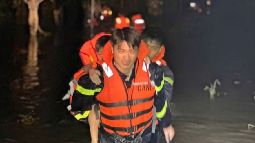 Giải cứu hơn 100 người mắc kẹt do mưa lớn và triều cường gây ngập sâu tại TP.HCM