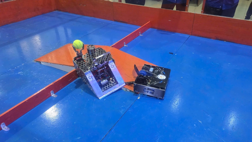 Màn so tài robot "nảy lửa" của kỹ sư công nghệ tương lai tại TP.HCM