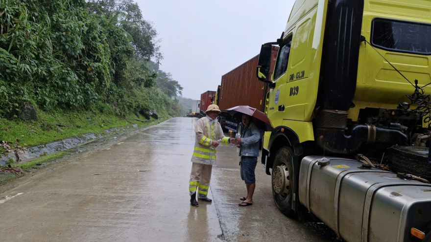 Cứu trợ 37 phương tiện, 50 tài xế và phụ xe bị cô lập giữa 2 điểm sạt lở