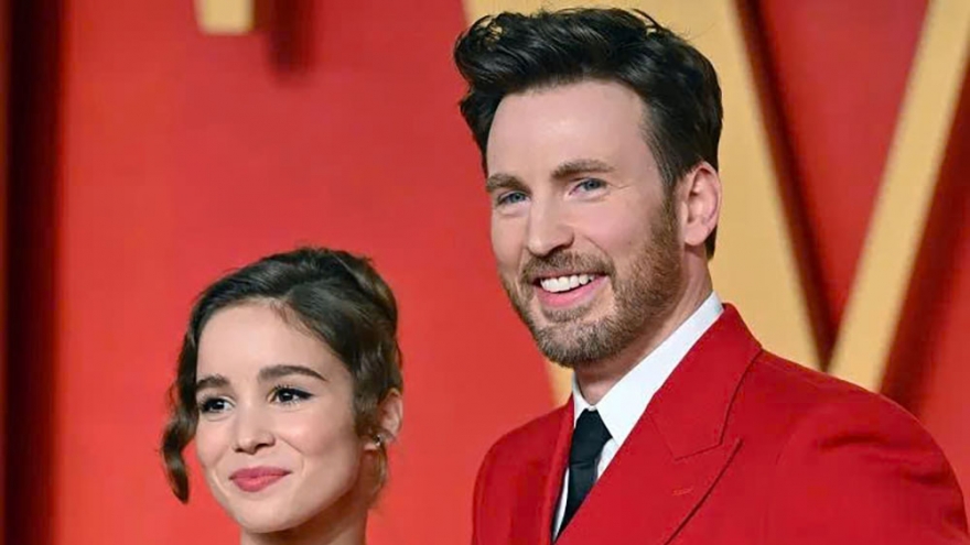 Tài tử "Captain America" Chris Evans đón con đầu lòng ở tuổi 44