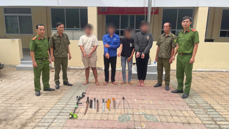 Bắt nhóm thiếu niên dùng hung khí gây náo loạn tại quán cà phê ở TP.HCM