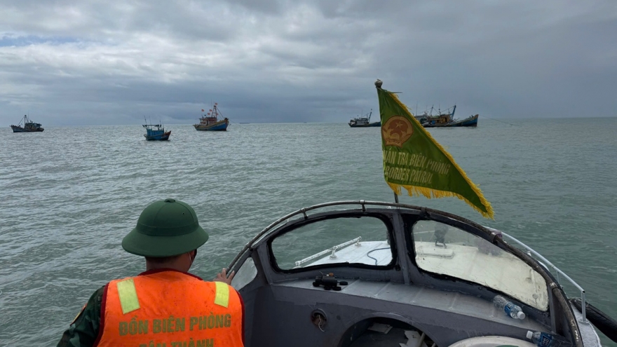 Khẩn trương tìm kiếm nam du khách bị sóng cuốn trôi tại biển Kê Gà, Lâm Đồng