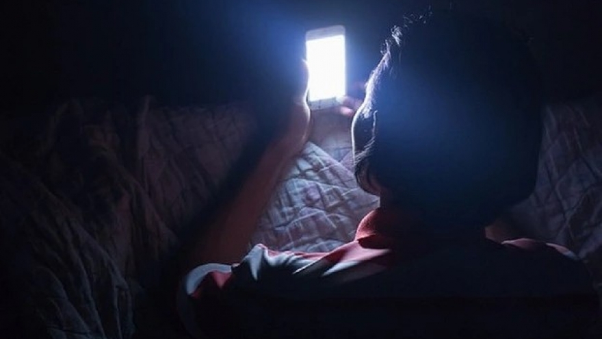 Tôi ức chế với thằng con 32 tuổi cứ đi làm về là ôm điện thoại chơi điện tử