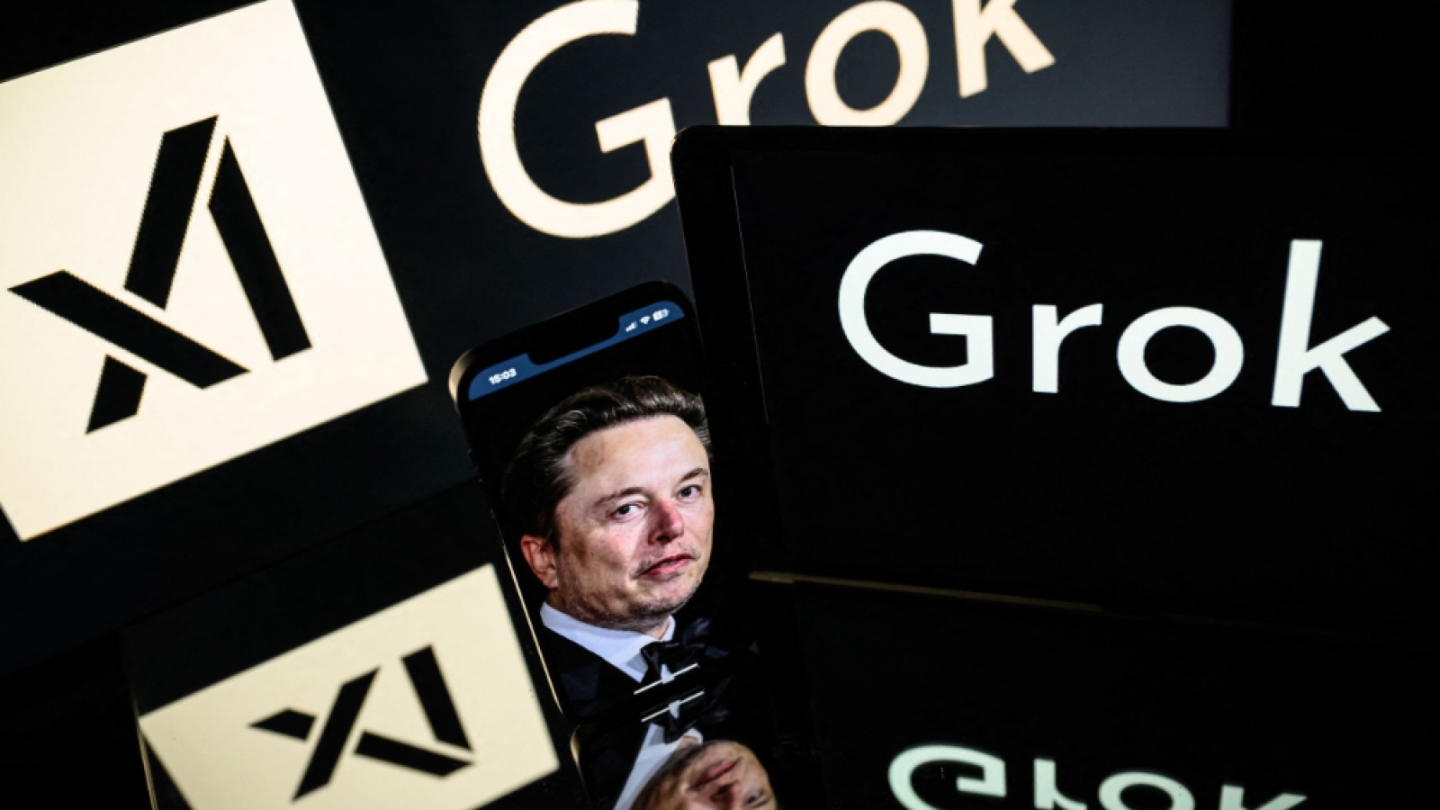 Grok khen hết lời Elon Musk, giỏi hơn cả Einstein