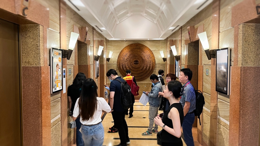 Việt Nam cần có tiêu chuẩn vận hành quảng cáo thang máy?