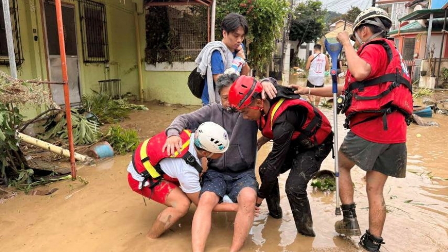 Bão Kalmaegi đổ bộ vào miền Trung Philippines làm nhiều nhà ngập hoàn toàn