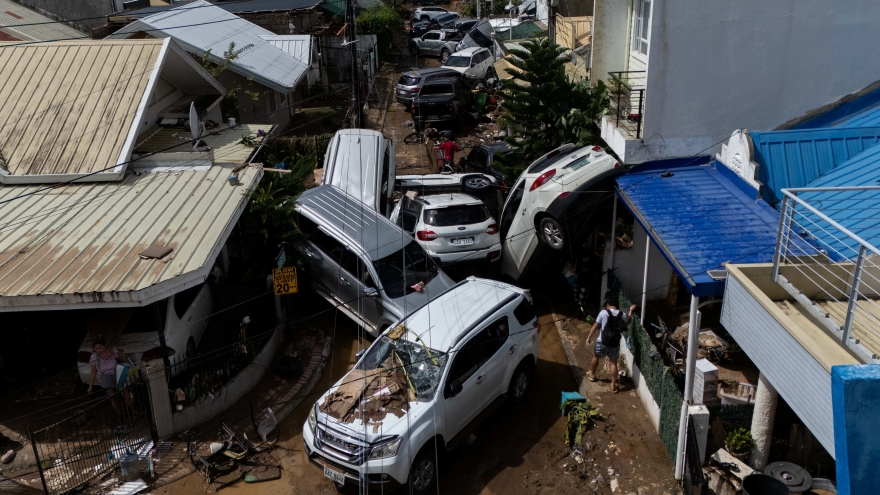 Bão Kalmaegi khiến hơn 100 người thiệt mạng, nước lũ cuốn phăng ô tô ở Philippines
