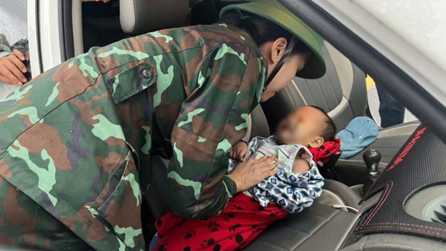 Kịp thời cứu cháu bé 2 tuổi bị ngạt nước trong lũ