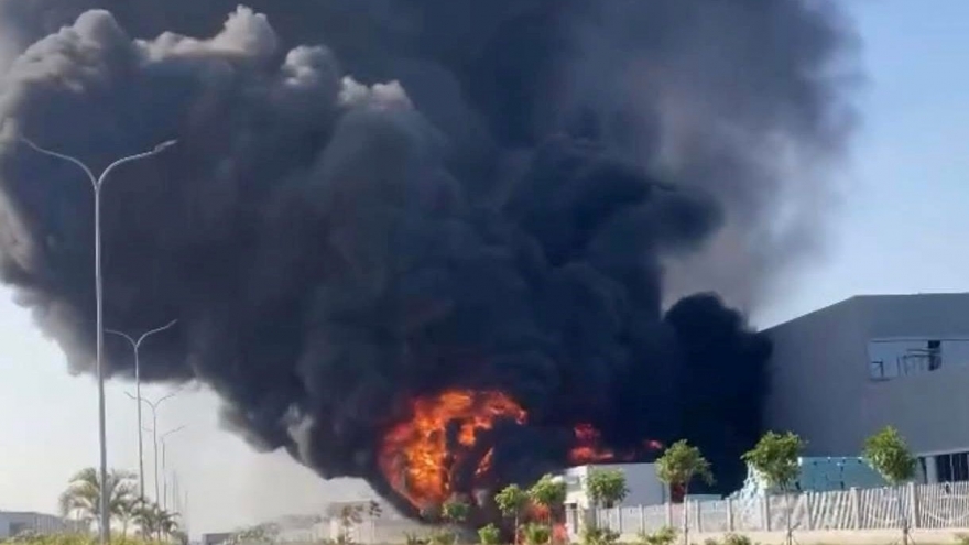 Cháy lớn tại bãi phế liệu phường Đông Hải, Hải Phòng