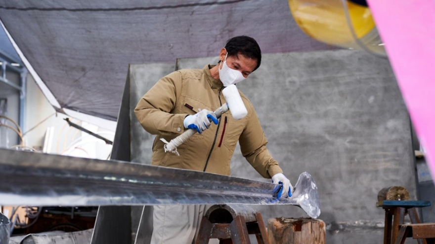 Hoàng Mai Thiệp đi tìm tiếng nói trong những khối kim loại