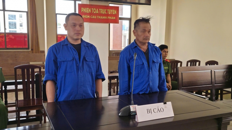 2 cha con lĩnh án tù vì lái tàu ra nước ngoài khai thác hải sản trái phép