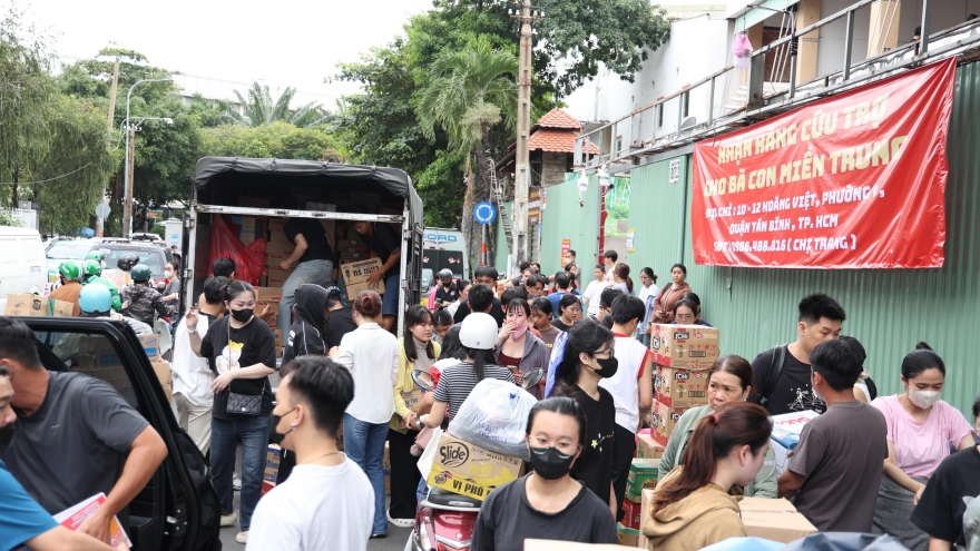 Hàng trăm tấn “yêu thương” gửi về miền Trung trong một ngày