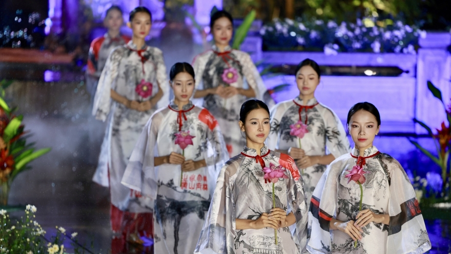 Tôn vinh tà áo dài Việt Nam trong không gian di sản