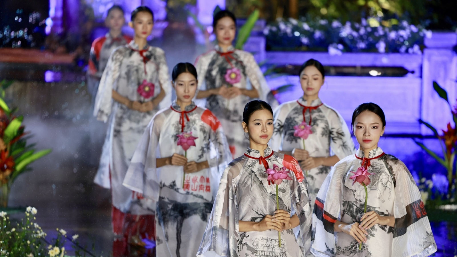 Tôn vinh tà áo dài Việt Nam trong không gian di sản
