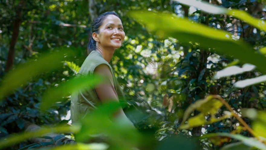 H’Hen Niê viết tâm thư xin lỗi sau ồn ào chồng pha cà phê bằng sữa mẹ