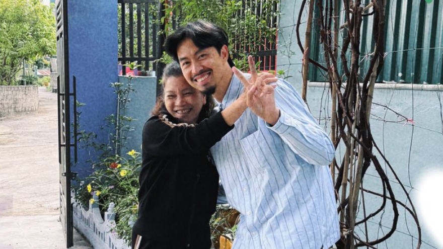 Sao Việt 21/11: Đen Vâu về thăm cô giáo cũ ở Quảng Ninh