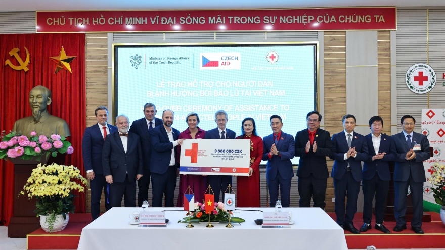 Chủ tịch Thượng viện Cộng hoà Séc trao 3,5 tỷ đồng hỗ trợ vùng lũ Việt Nam