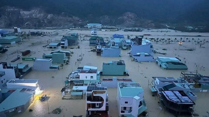 Nước dâng cao bất ngờ ở Quy Nhơn, nhiều nhà dân trở tay không kịp vì ngập tới 2m