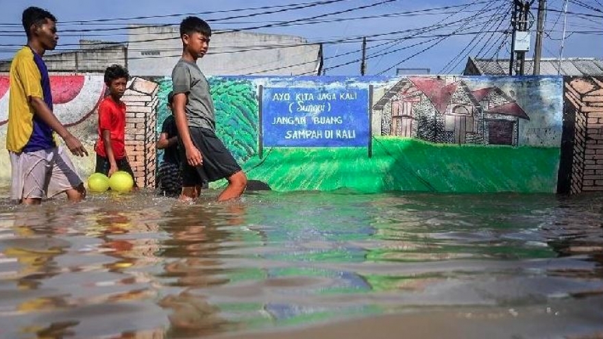 Nước lũ hung dữ cuốn trôi nhà cửa tại Indonesia