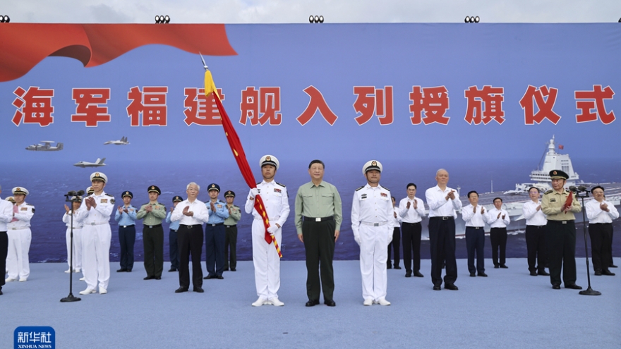 Chủ tịch Tập Cận Bình dự lễ đưa tàu sân bay Phúc Kiến vào biên chế hải quân