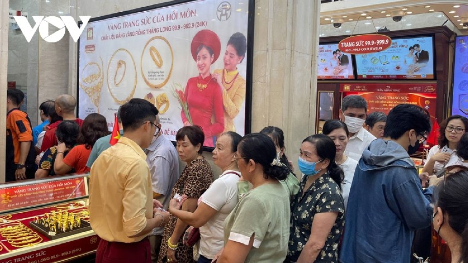 Gold prices remain at peak, experts advise caution