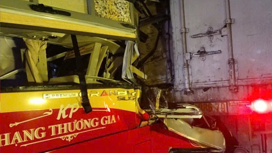 Tông đuôi xe container, xe khách biến dạng trên cao tốc Vĩnh Hảo - Phan Thiết