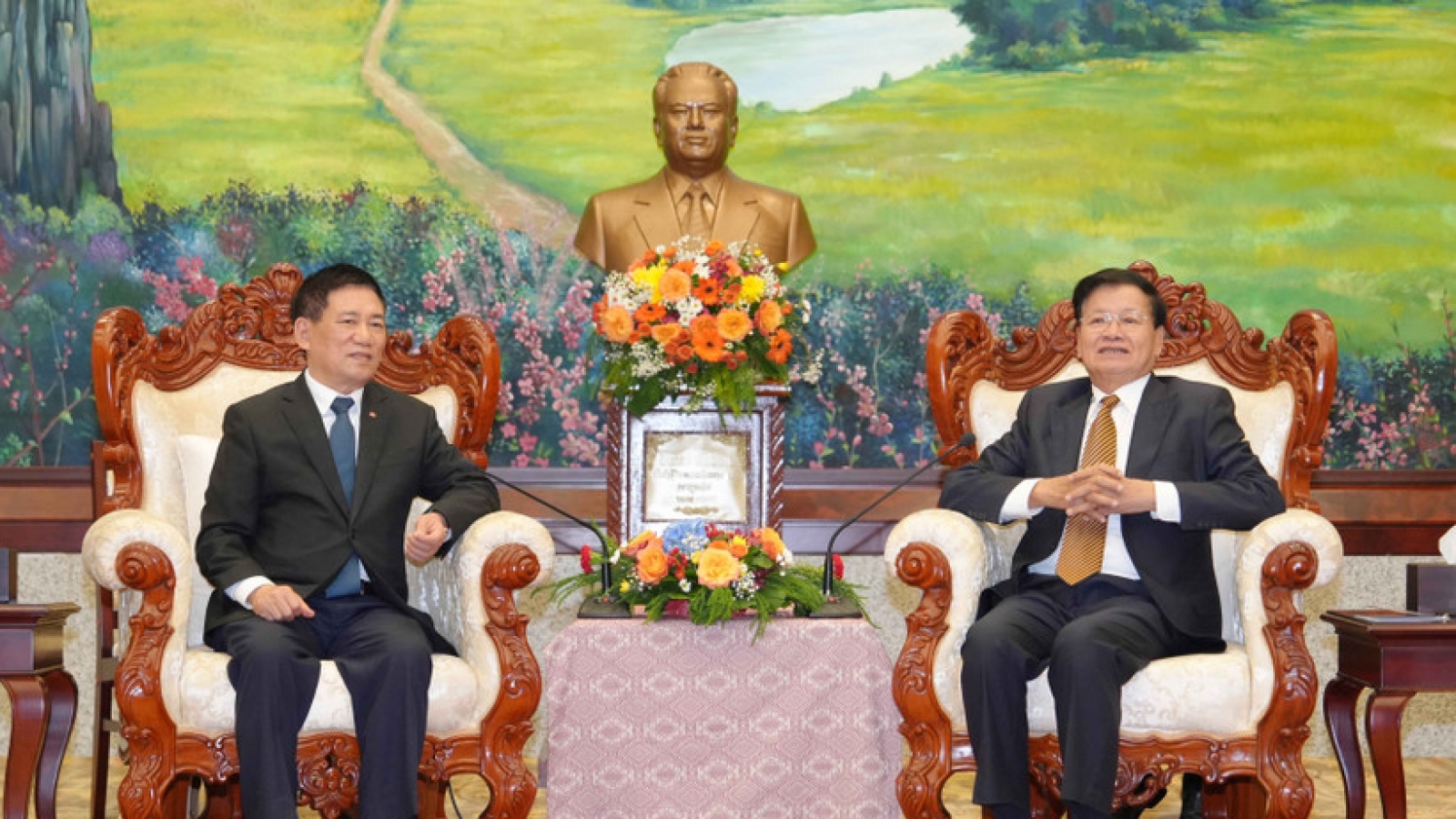 Vietnam urges stronger support for its investors in Laos