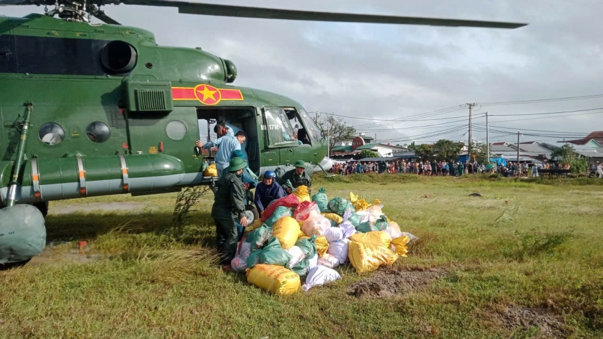Trực thăng tiếp tục bay cứu trợ đồng bào lũ lụt ở Gia Lai, Đắk Lắk