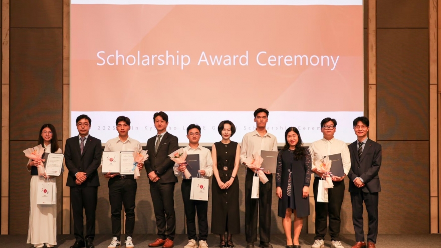 Lotte Scholarship Foundation grants scholarships to 100 Vietnamese students