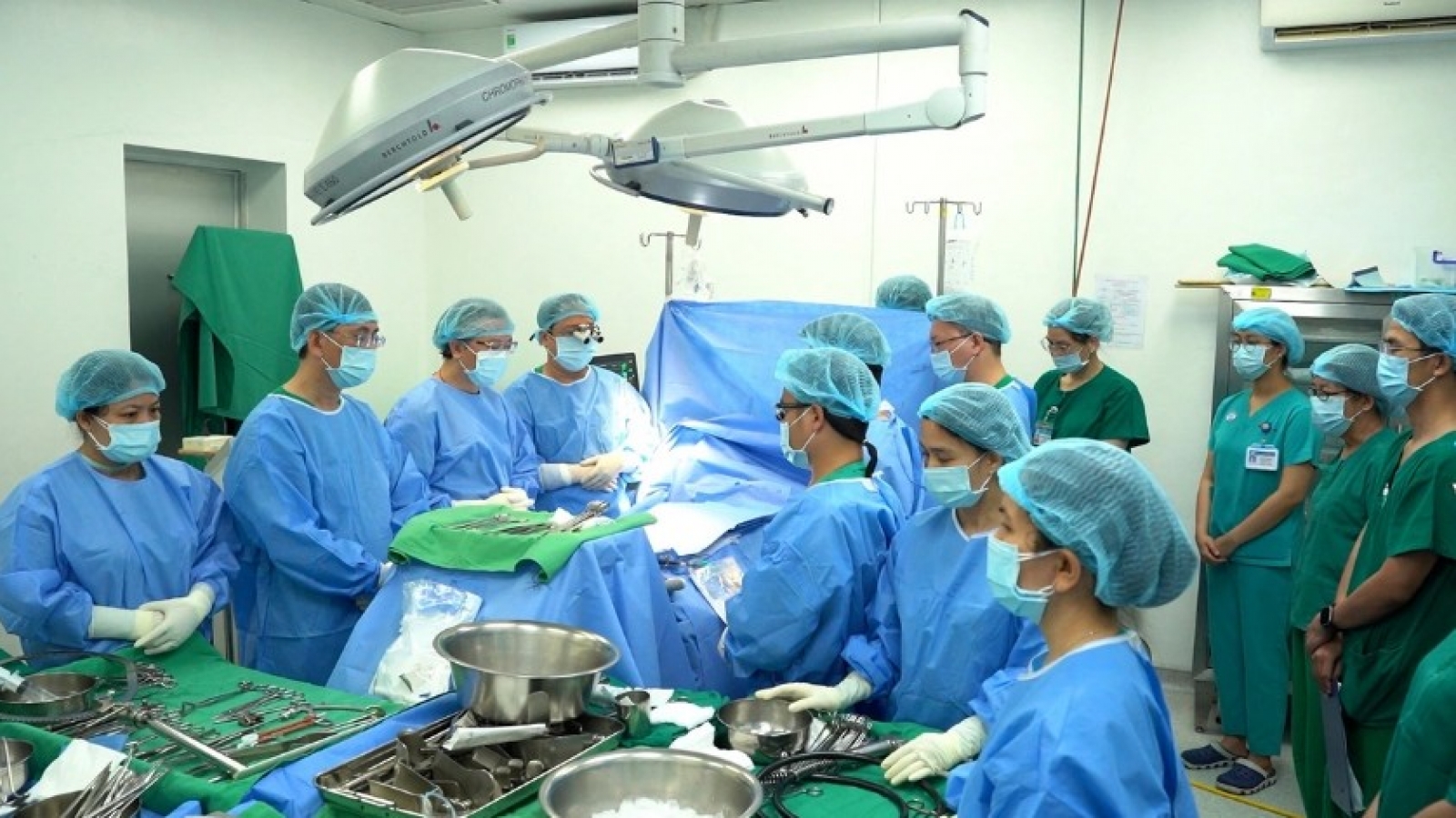 First lung transplant performed in southern Vietnam amid 7 organ transplants