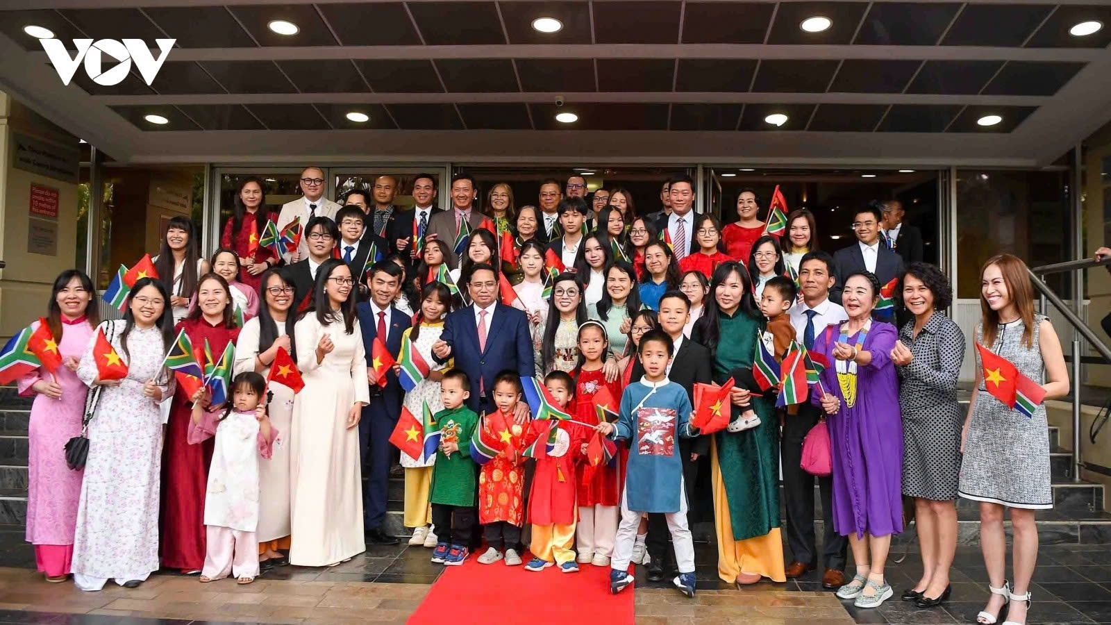 PM meets Vietnamese community in South Africa
