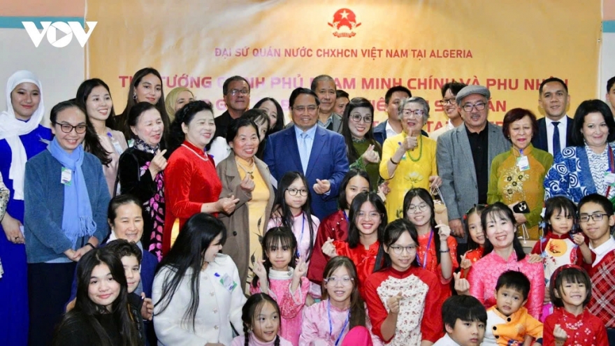 PM Pham Minh Chinh meets with Vietnamese nationals in Algeria