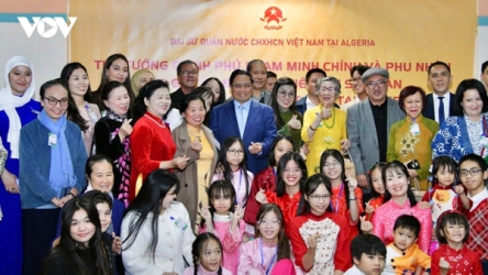 PM Pham Minh Chinh meets with Vietnamese nationals in Algeria