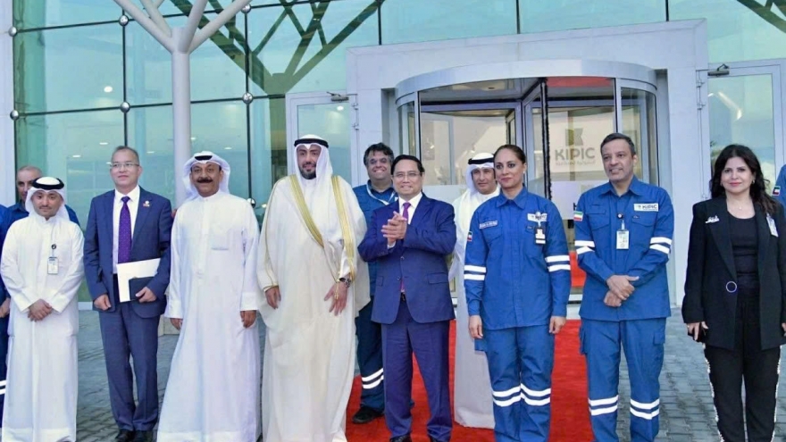 PM Pham Minh Chinh visits Al-Zour Refinery in Kuwait
