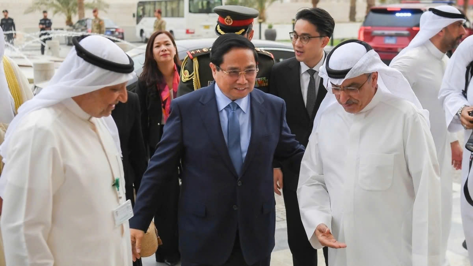 PM Pham Minh Chinh visits Kuwait Fund, discusses strategic projects